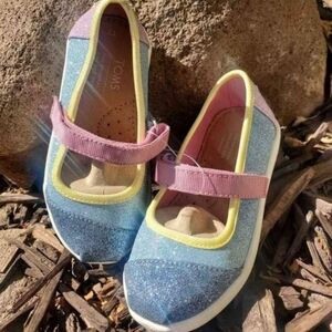 NEW TOMS toddler girls Mary janes size 7.